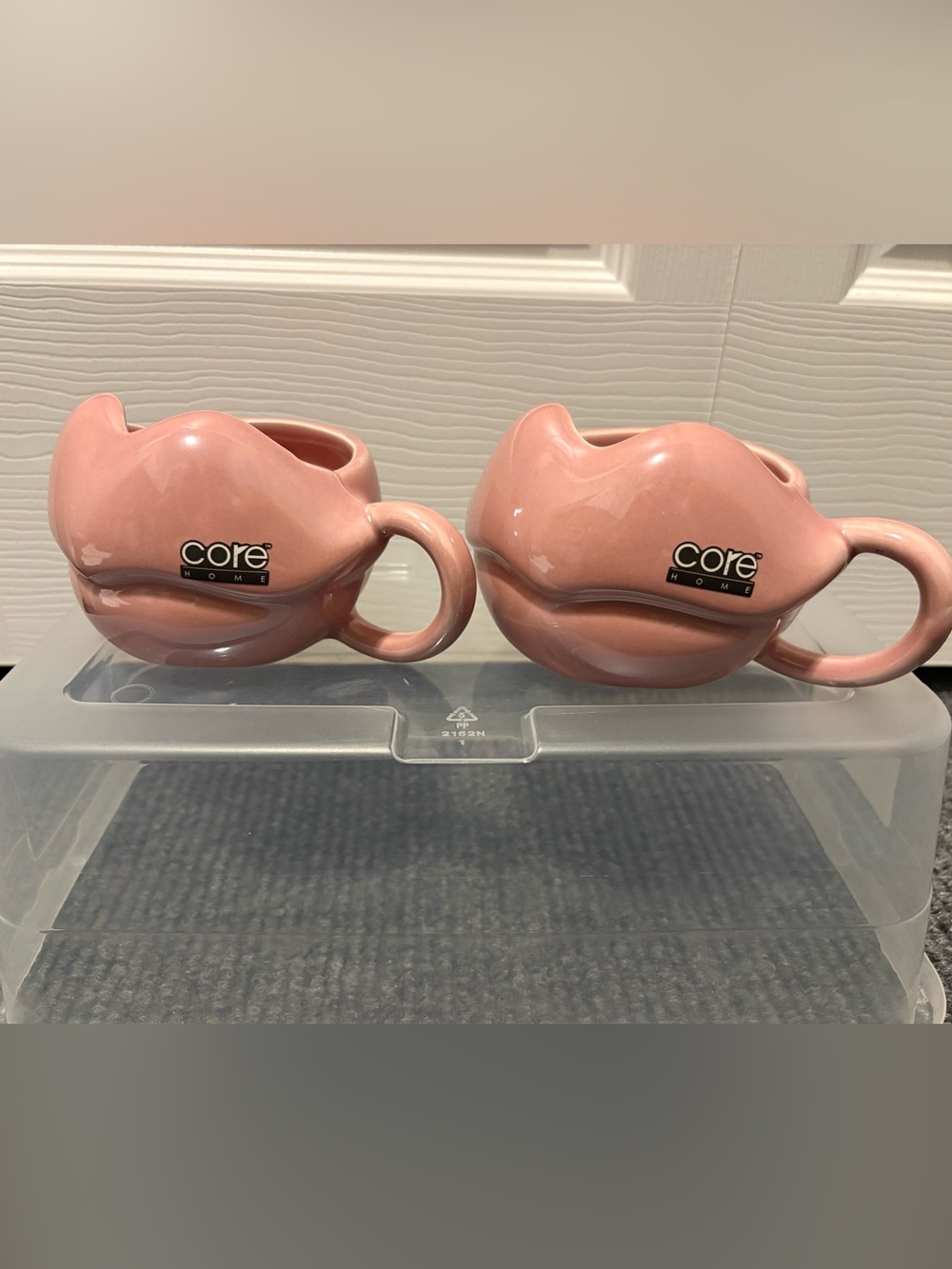 NWT Set of 2 Glossy Pink Pearlized Ceramic Bratz Sculpted Lips Mugs 11.8 oz